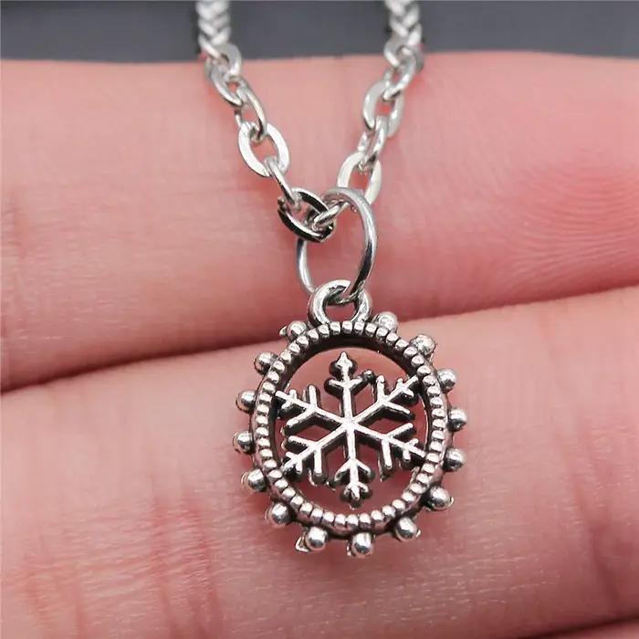 Collier du jour de noël sur le cou