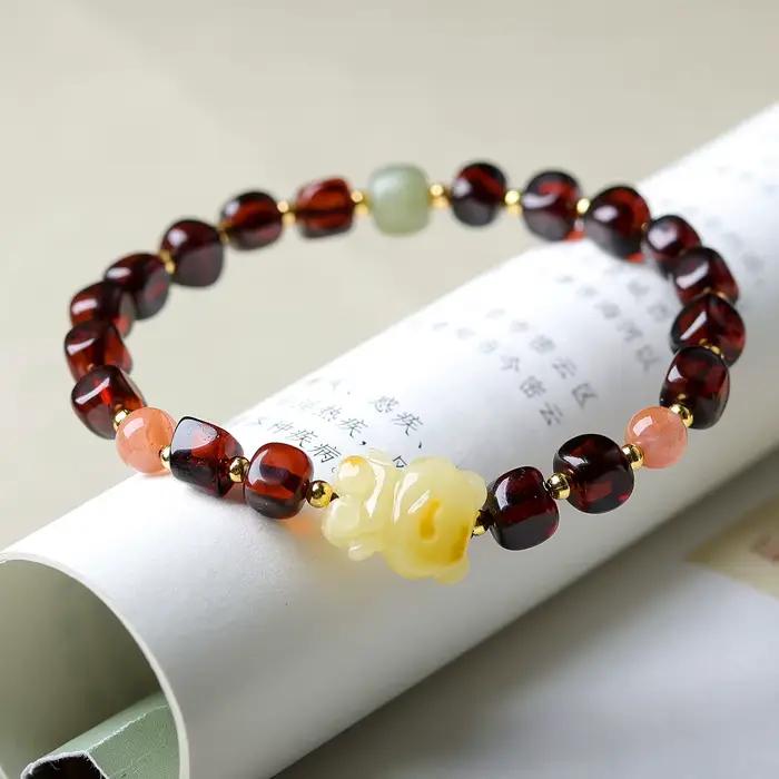 Bracelet de perles d'ambre sanguin carrées de forme libre avec ours en ambre de style chinois et cadeaux en jade Hetian