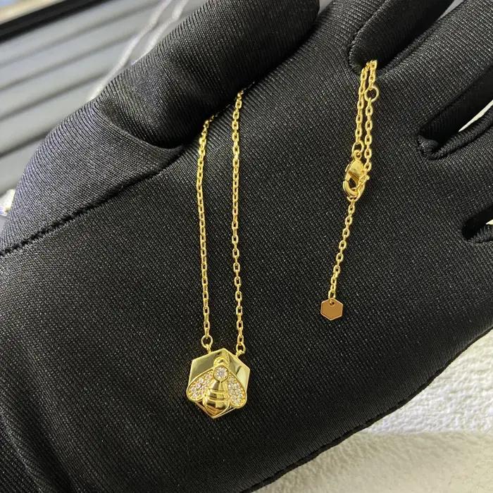 Nouveau produit tendance : collier abeille sculpté
