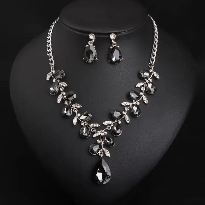 Ensemble collier et boucles d'oreilles en alliage écologique avec gros cristaux. Bijoux imperméables de haute qualité. Cadeau pour votre femme.