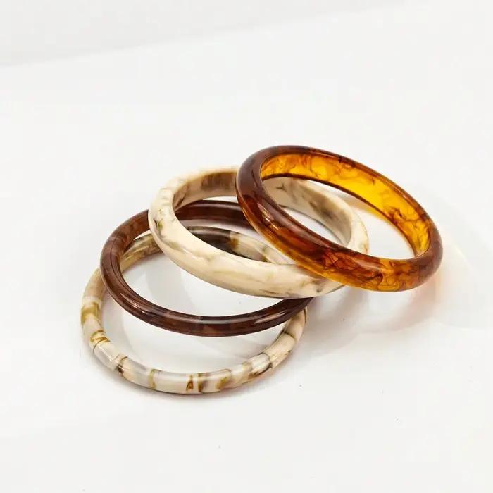 Ensemble de 4 bracelets rétro en résine acrylique, élégants et polyvalents pour femmes, pour un usag
