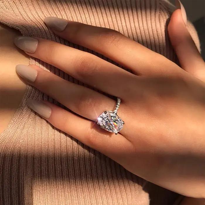 Bague en Moissonite ovale en argent sterling 925 pour femmes occasions spéciales comme le mariage, l'anniversaire ou la fiançailles
