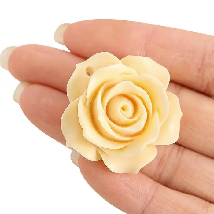 Pendentif rose en bois de fruits ivoire naturel