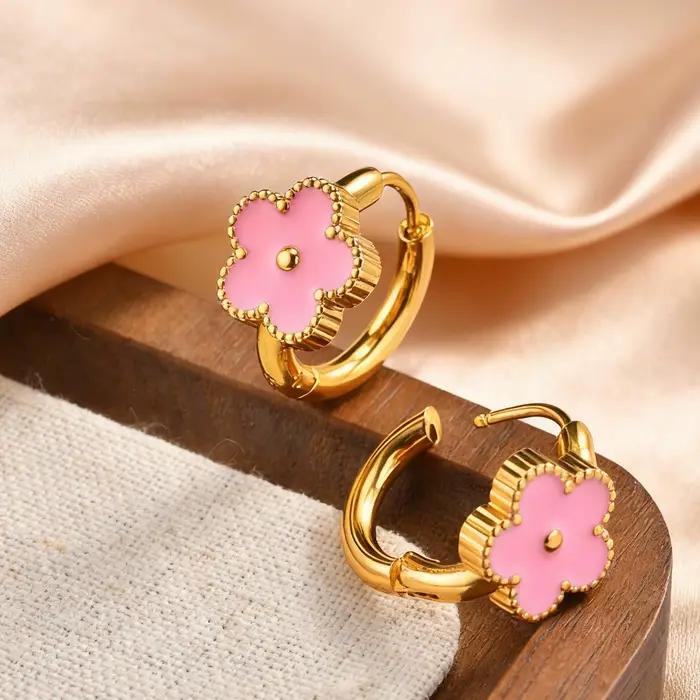 Boucles d'oreilles créoles à fleurs en émail plaquées or en acier inoxydable hypoallergénique pour femmes occasions spéciales et tous les jours