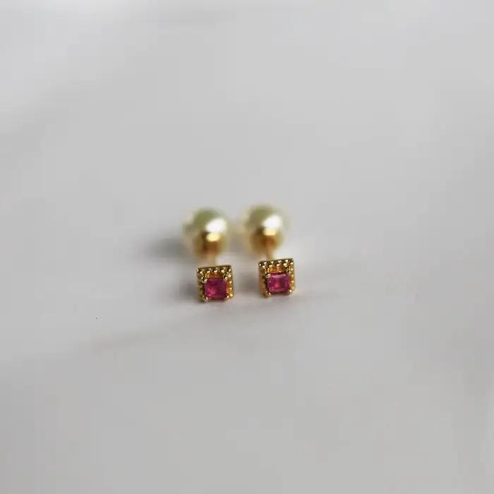Boucles d'oreilles en argent Sterling S925 plaqué or 18 carats, Mini boucles d'oreilles carrées en Zircon rouge pour femmes avec bouchons de perles portant des boucles d'oreilles