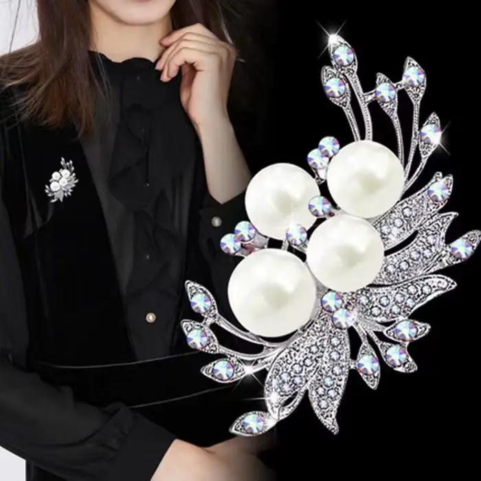 SKEDS Broche élégante pour femme, motif floral, perles et cristaux, bijou de mode exquis haut de gamme, style coréen classique