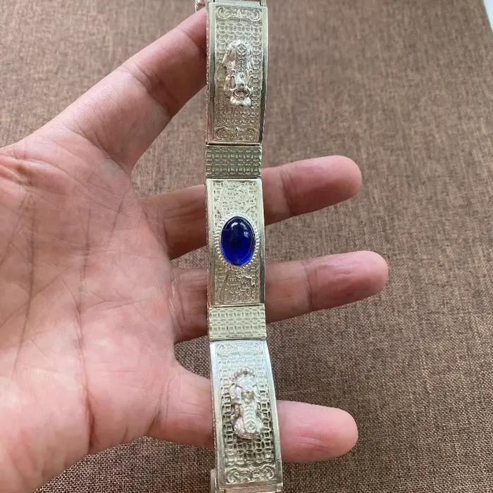 Bracelet en cuivre blanc avec pierre bleue et motif totem en relief