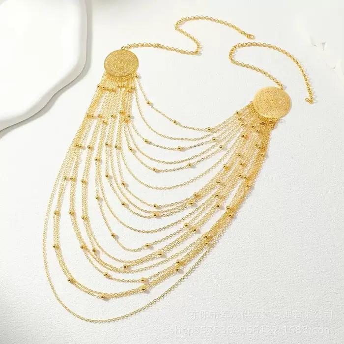 Un collier pour femme luxueux et élégant doté d'un design cylindrique multicouche dans un style ethnique rétro