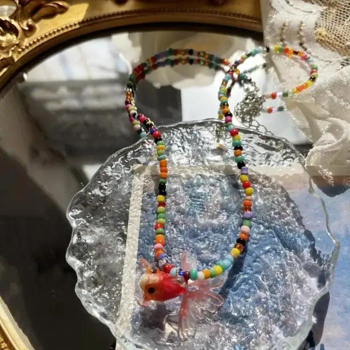Collier en résine avec pendentif poisson et perles riz colorées élégant pour femmes occasions spéciales