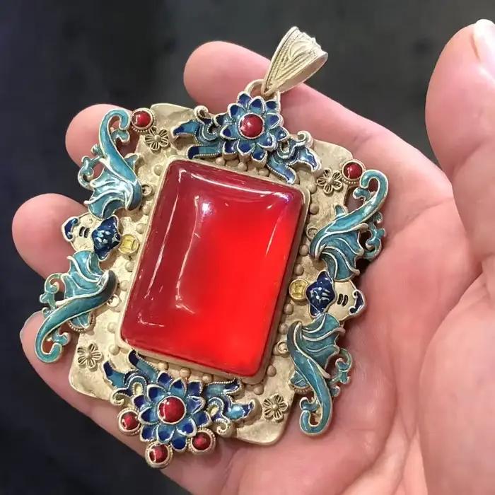 Pendentif vintage en émail cloisonné incrusté d'une gemme carrée rouge