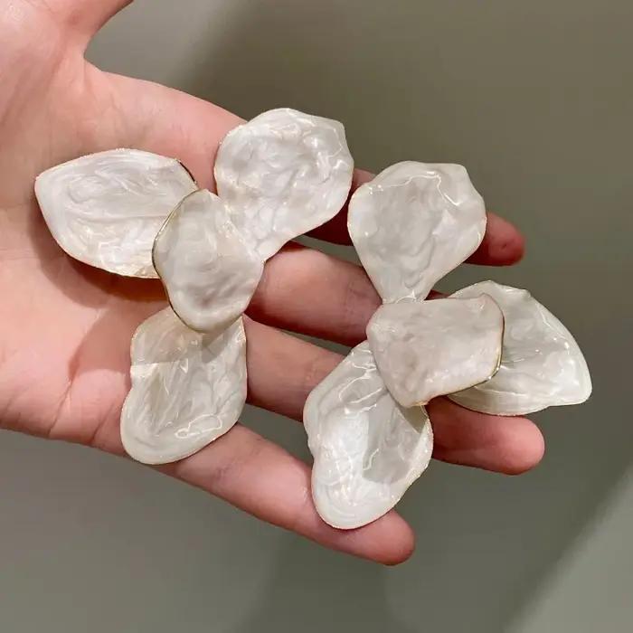 Boucles d'oreilles clous vintage en émail blanc avec grandes fleurs en métal pour femmes