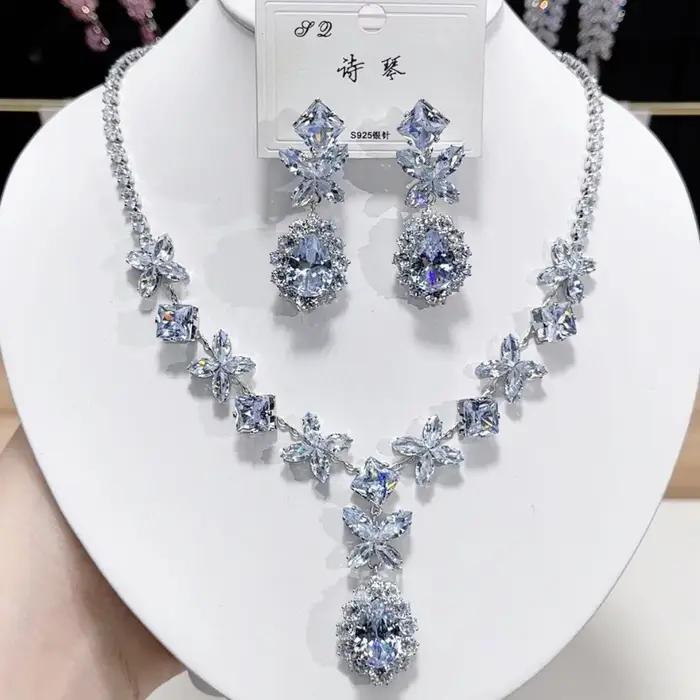 Nouvelle tendance de la mode : Ensemble de bijoux avec boucles d'oreilles et collier en zircon