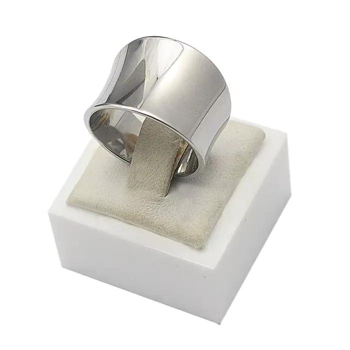 Bague brillante unie en acier inoxydable pour femme