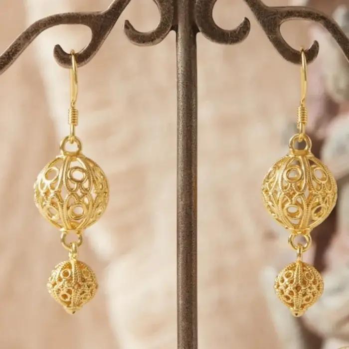 Boucles d'oreilles dorées artistiques rétro sculptées à la main pour femmes élégantes et exquises pour banquets et mariages