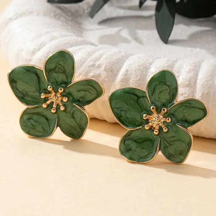 Une paire de boucles d'oreilles à clous pour femmes