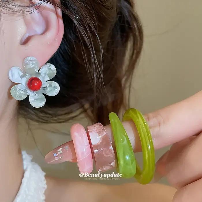 Ensemble de boucles d'oreilles géométriques en résine en forme de C