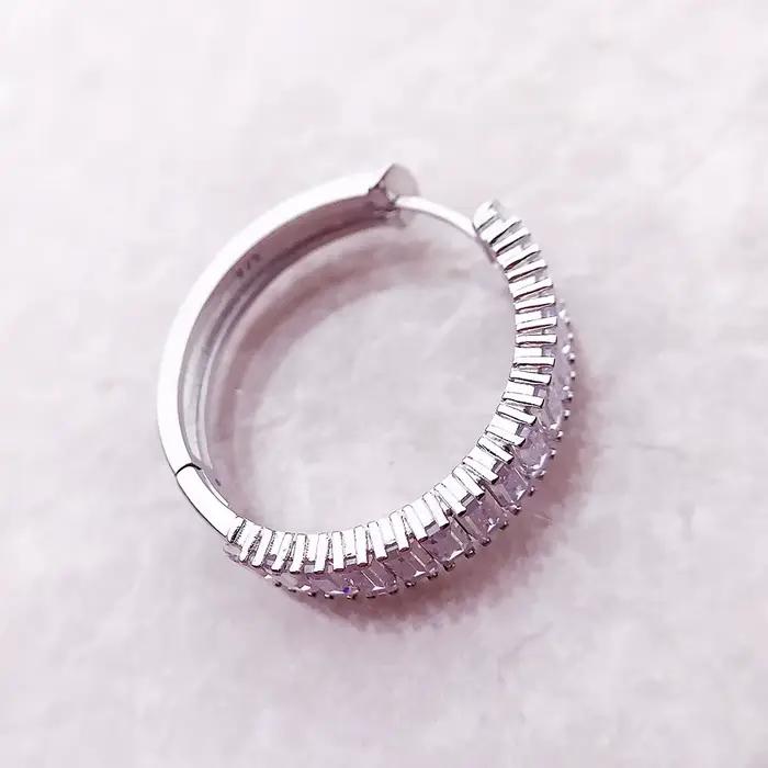 Boucles d'oreilles créoles à charnière avec pierres blanches pavées