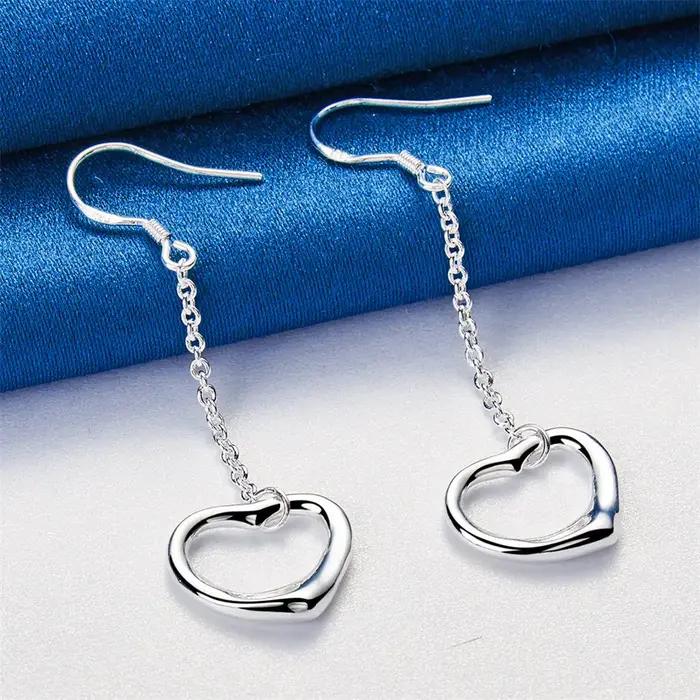 Une paire de boucles d'oreilles exquises en forme de cœur en argent sterling 925, accessoires pour f