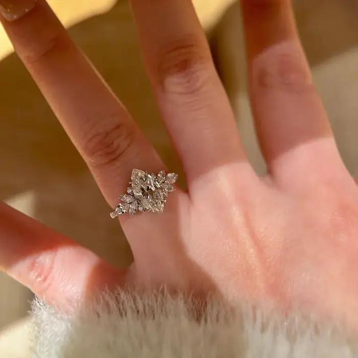 Bague de fiançailles de luxe incrustée de diamants