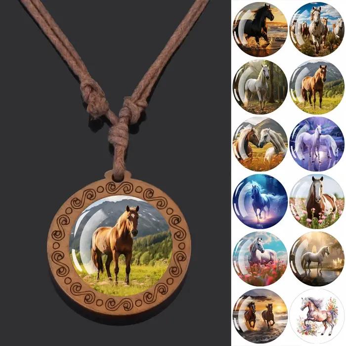 Collier en bois et verre vintage avec pendentif cheval galopant ajustable pour homme et femme occasions festives et cadeau exceptionnel