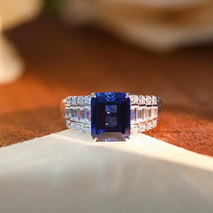 Bague de fiançailles statement LinkerLove en argent S925 avec saphir taille émeraude 4 carats et accents de zircon baguette et rond pour femme