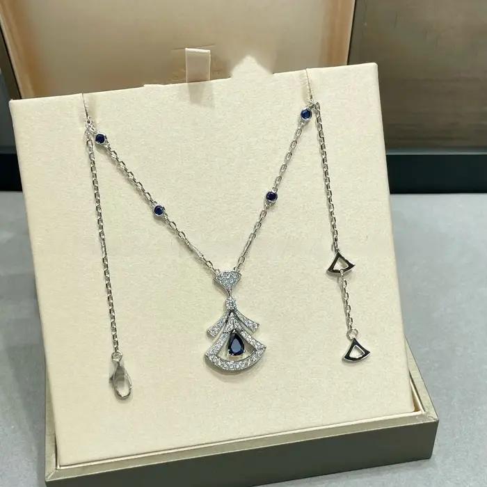 Collier de luxe bleu clair incrusté de diamants