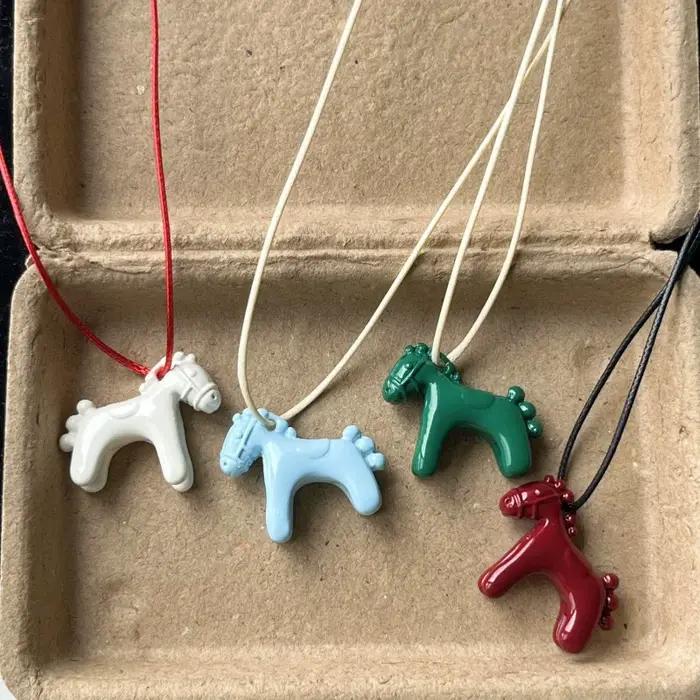 Collier Long avec pendentif cheval coloré pour femmes