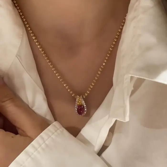 Collier design unique de luxe léger, pendentif plein de diamants rubis, perles rondes exquises, chaî