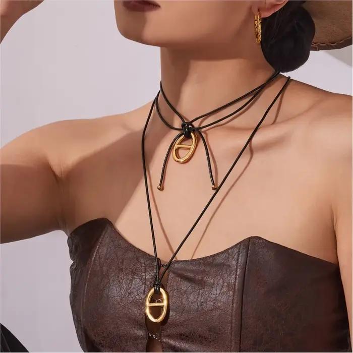 Collier en corde de cuir noir avec pendentif lettre H en acier inoxydable plaqué or 18 carats