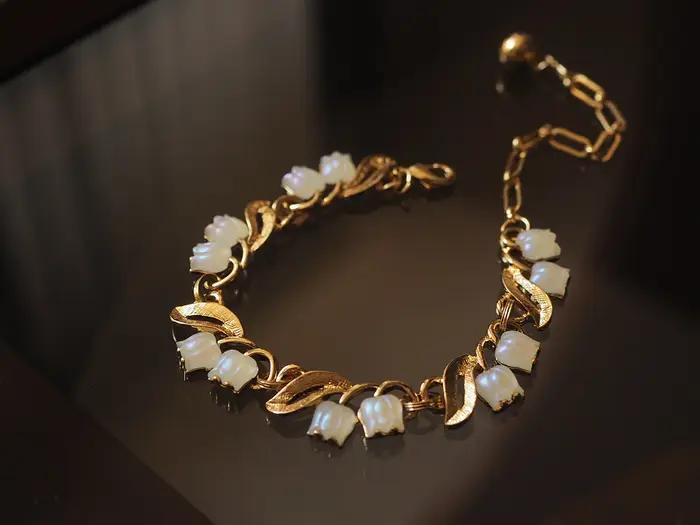 Belle Epoque Lily Of The Valley Ensemble de bijoux vintage en or 14 carats rempli de calcédoine florale