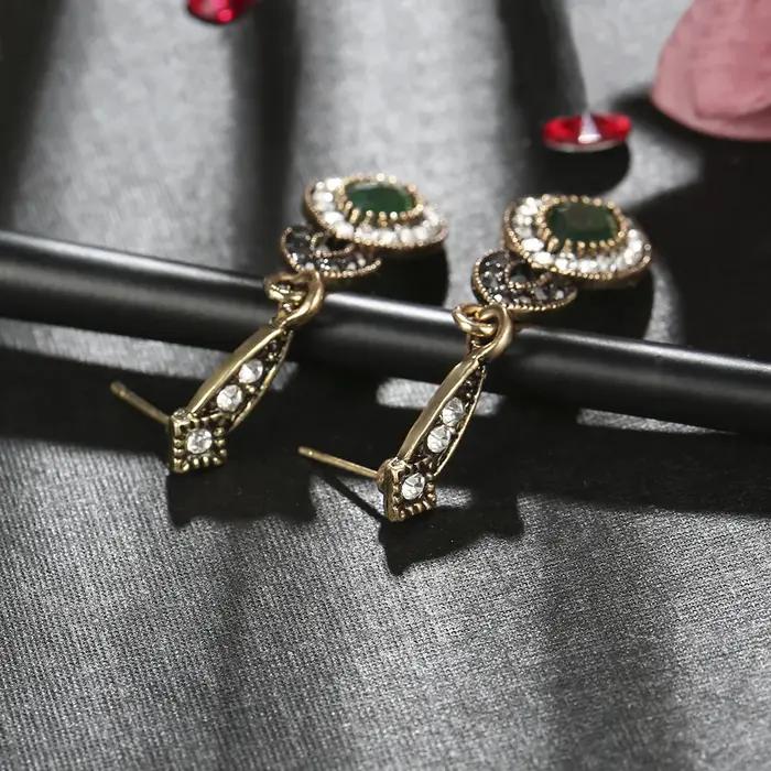 Boucles d'oreilles vintage créatives en alliage avec cristaux et émeraudes incrustés