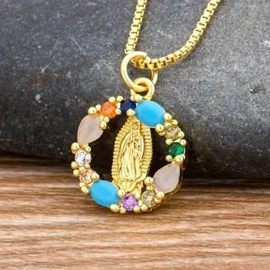 Collier vierge Marie en zircone cubique or jaune clair avec pendentif géométrique pour femmes occasions spéciales religieuses