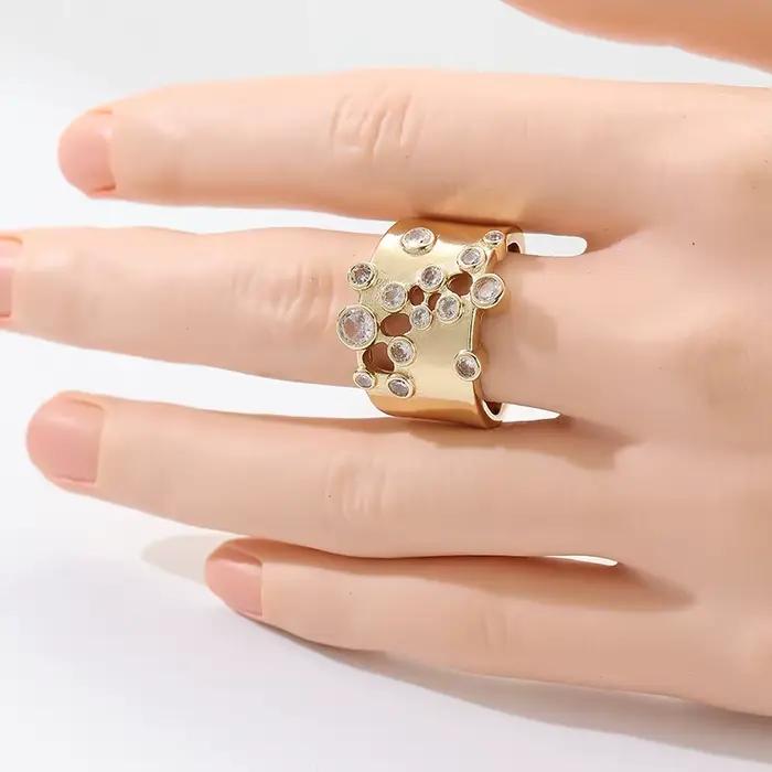 Bague large plaquée or au design simple et élégant pour femme