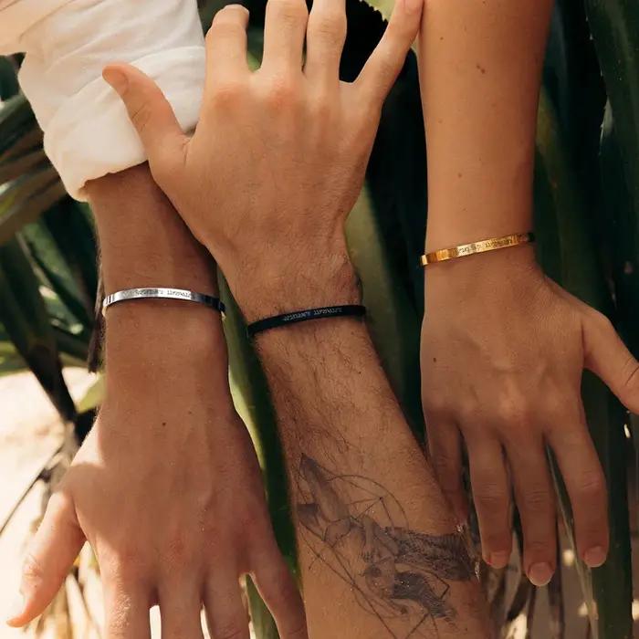 Bracelet de Manchette Personnalisé en Acier Inoxydable avec Gravure de Texte, Phrase Motivante ou Déclaration d'Amour pour Occasions Spéciales Femme