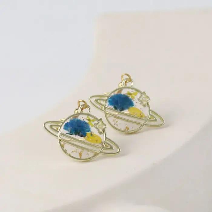 Boucles d'oreilles en résine époxy faites à la main avec fleurs séchées