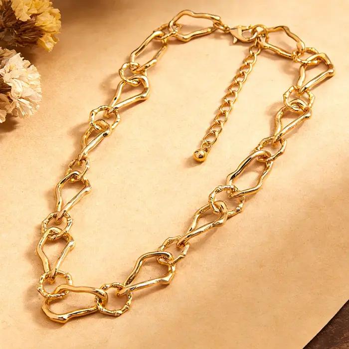 Collier chaîne à maillons dorés sculpturaux modernes pour femmes brunches urban styling tenues élégantes occasions spéciales