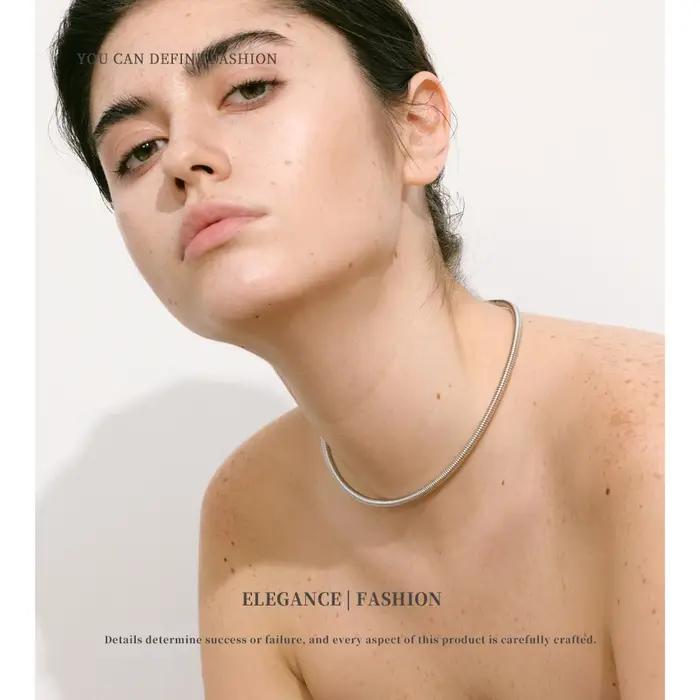 Collier en acier inoxydable avec plaque zircone cubique et plaquage or véritable pour femmes occasions spéciales et mode moderne