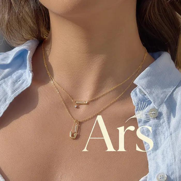 Collier pendentif épingle de sûreté plaqué or 18 carats avec zircon et double chaîne en acier inoxydable