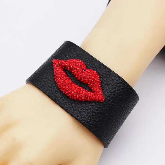 Bracelet Totabc en cuir pour femmes avec pendentif bouche et baiser cristal rouge style punk pour occasions spéciales