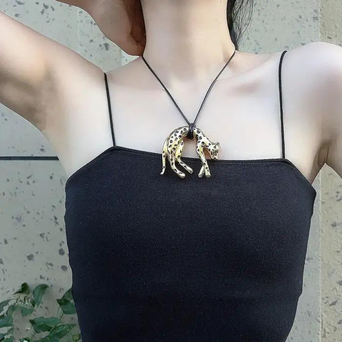Collier pendentif léopard rétro en émail noir et or pour femmes