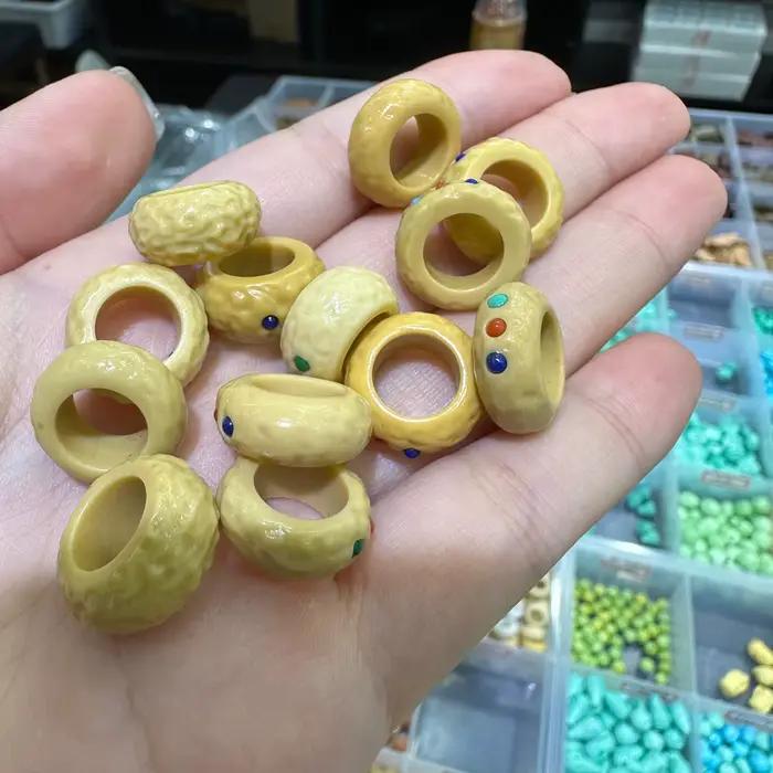 Bague coulissante dorée polie sculptée DIY avec pierres incrustées rouges et vertes pour accessoire de bracelet