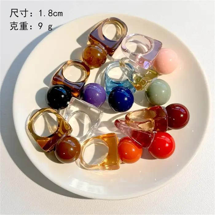 Bague en résine sphérique carrée au design classique