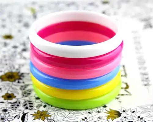 12 pièces Bracelet à boucle colorée Bracelets en plastique de mode