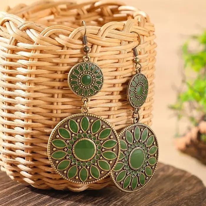 Boucles d'oreilles bohèmes vertes, vintage et géométriques, faites à la main, avec pompon en coton pour femmes, pour mariage, engagement, anniversaire et tous les jours