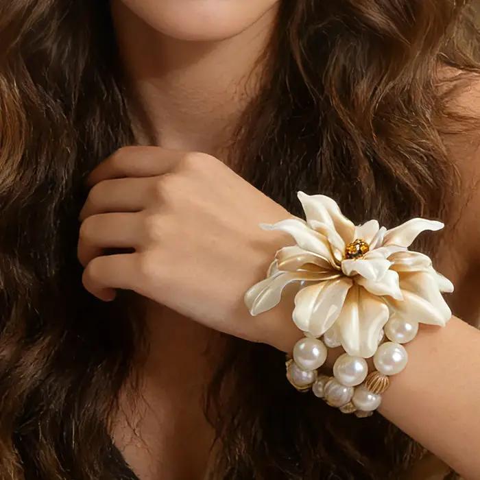 Bracelet floral perlé, accessoire tendance pour brunch