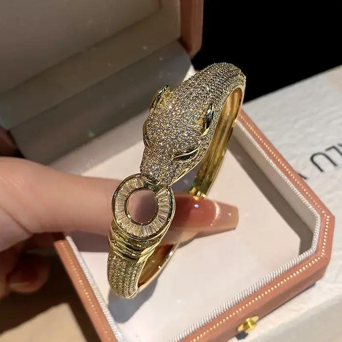 Bracelet manchette ouvert plaqué or motif léopard, style chunky