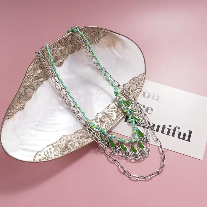 Collier en résine vert rouge avec breloques en forme de goutte pour femmes brunchs dates soirées tenues décontractées et élégantes