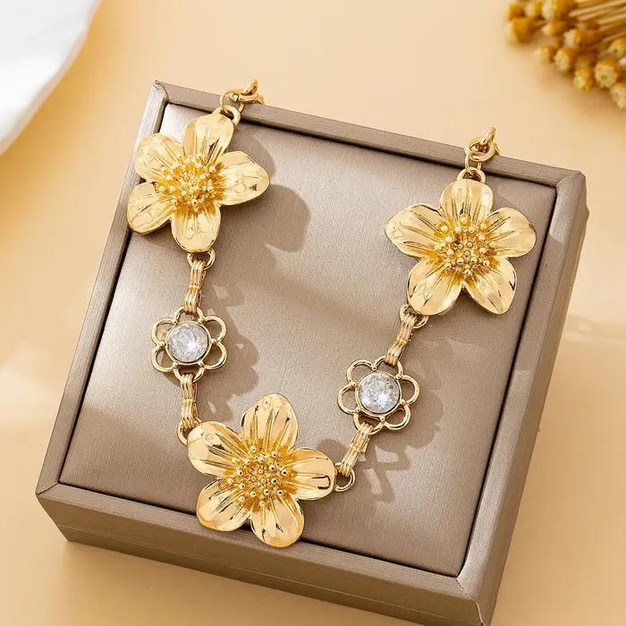 Collier simple pour femme avec fleur brillante