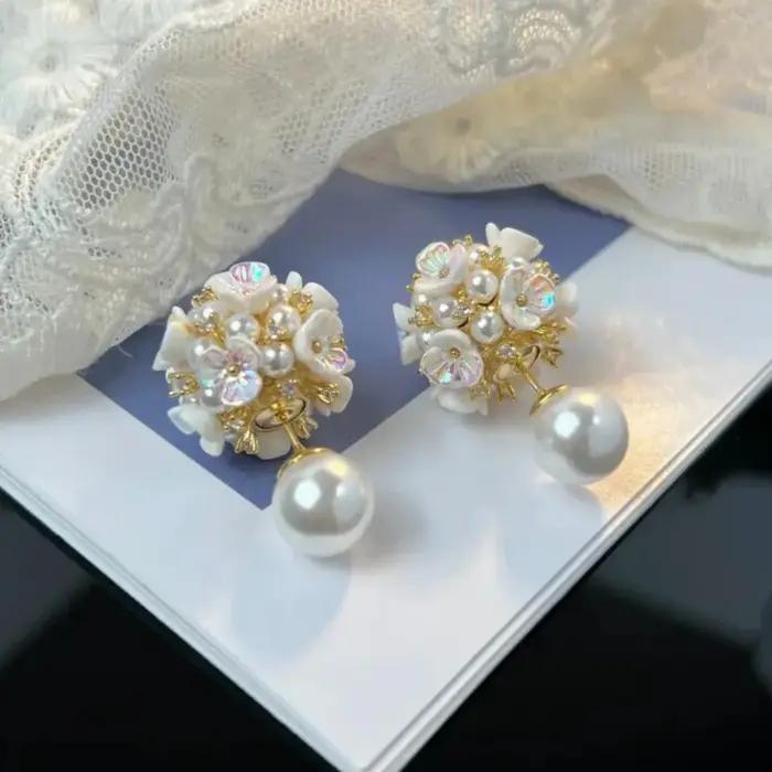 Boucles d'oreilles en perles de fleur de coquille blanche pour femmes