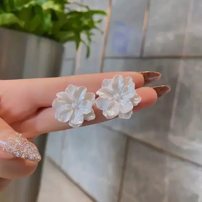 Nouvelles grandes fleurs blanches boucles d'oreilles pour femmes personnalité mode conception Unique Brincos bijoux de mariage en gros cadeau d'anniversaire